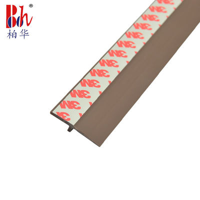 Mit- verdrängte Brown-PVC-Tür-untere Dichtung mit dem selbstklebendes Band-Garagentor-Wetter-Abstreifen 3Ms